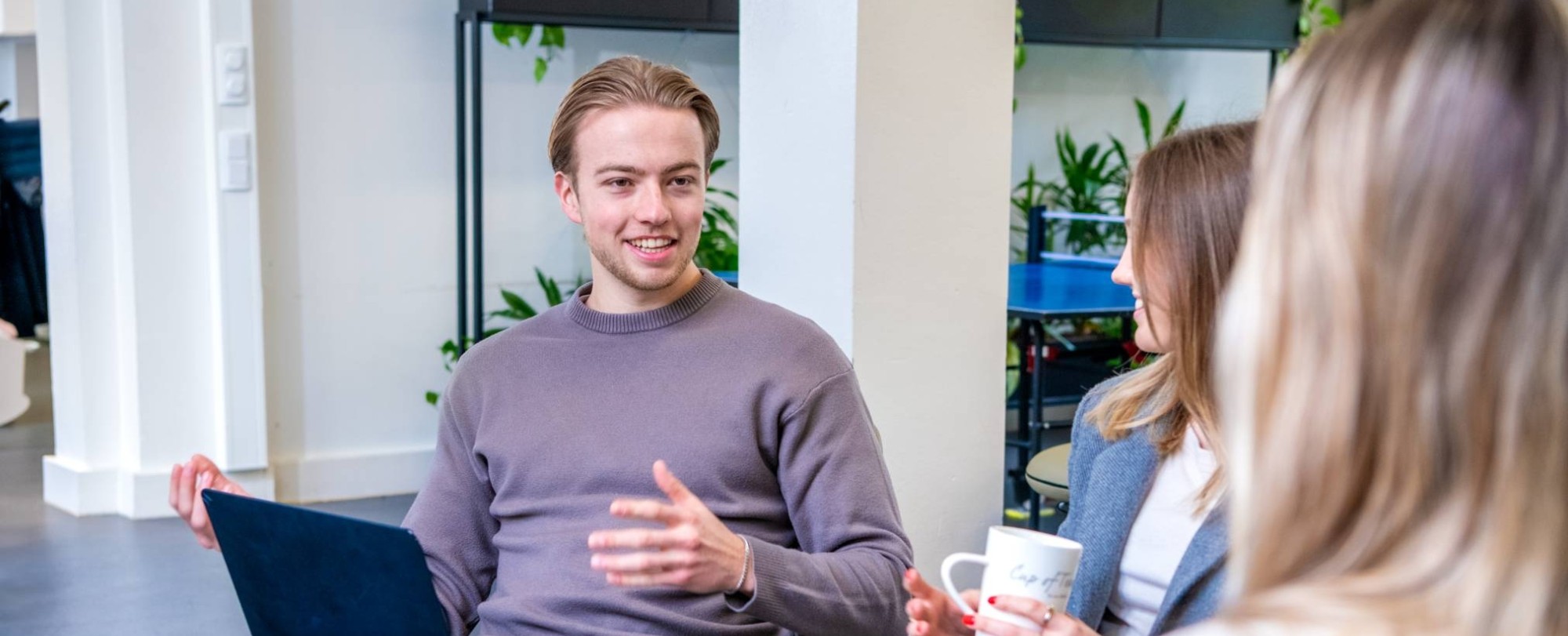 Ondernemerschap & Retail Management student met laptop op schoot