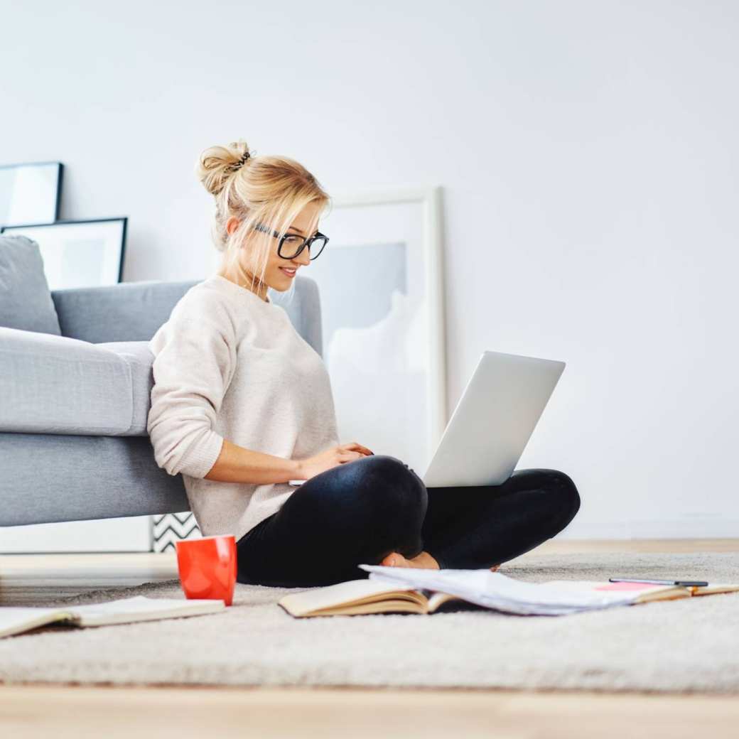 Deeltijdstudent vraagt HAN-card aan achter laptop.