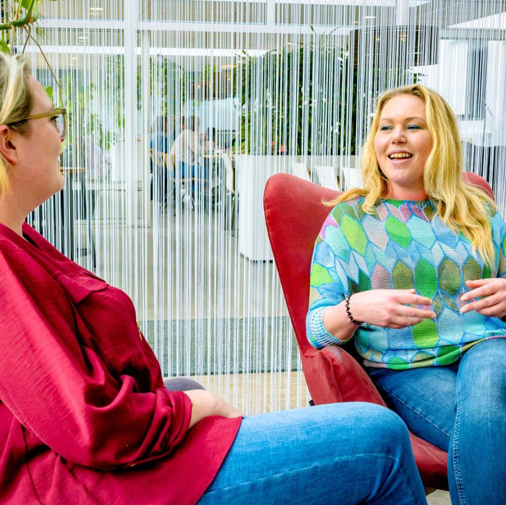 Vrouwen in overleg tijdens de cursus acute pijn service. Dit overleg houden ze in de kantine. 