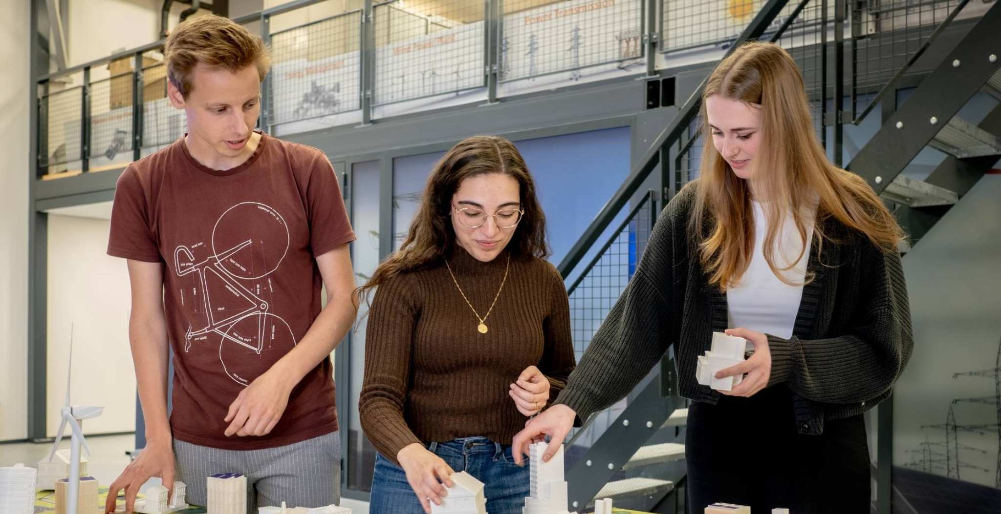 Drie studenten van de Master Engineering Systems werken aan de Smart Grid-tafel