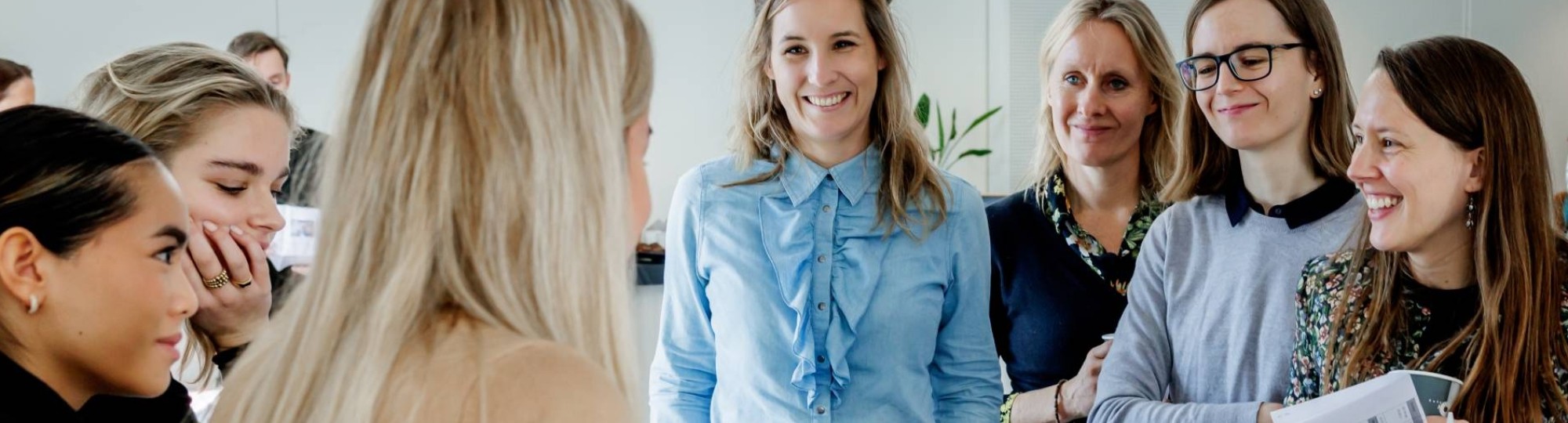 Gesprek van mensen, blonde vrouw met blauwe top