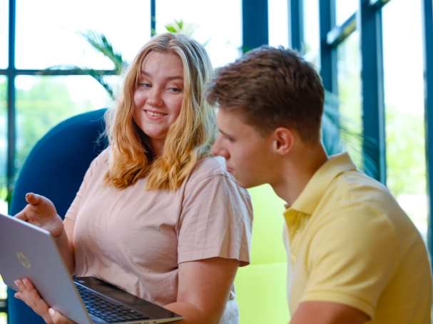 student man en vrouw overleg