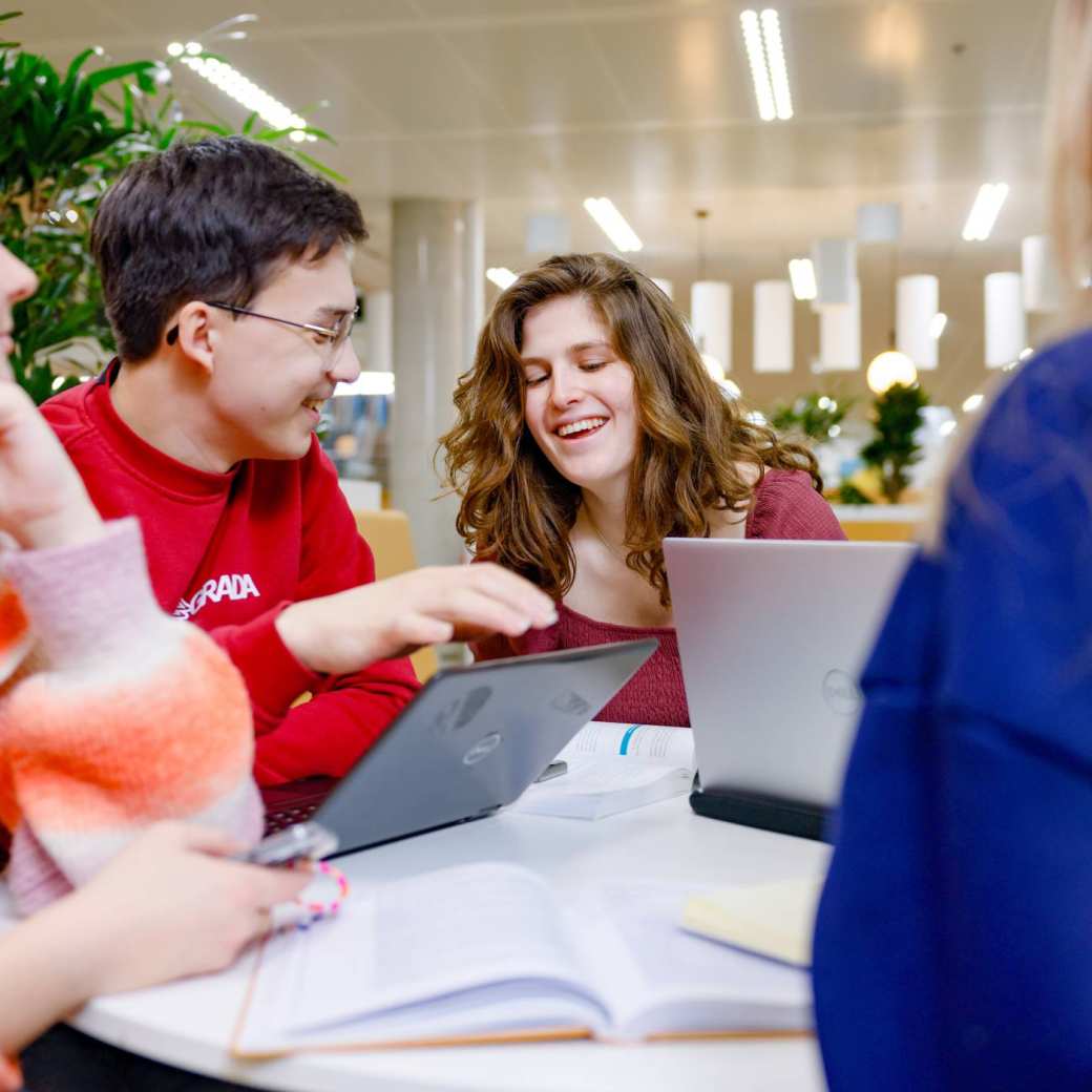HAN Academie Educatie, Pabo, Pabo-ALO, ALPO, voltijd en deeltijd, studenten werken samen in studiecentrum en lachen, 2024