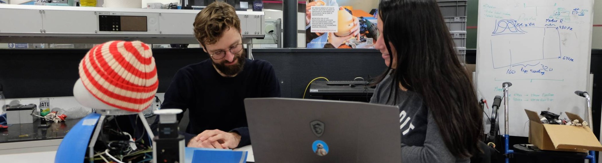 Onderzoekers overleggen in het HAN Health Concept Lab (HCL) waarbij ook studenten Industrieel Product Ontwerpen (IPO) en Embedded Systems (ESE) bij betrokken zijn.