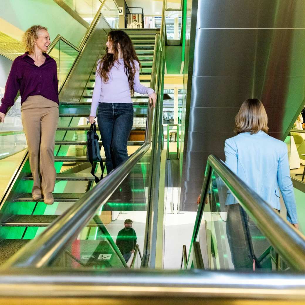 post-hbo bedrijfskunde deelnemers wandelen op de trap R31