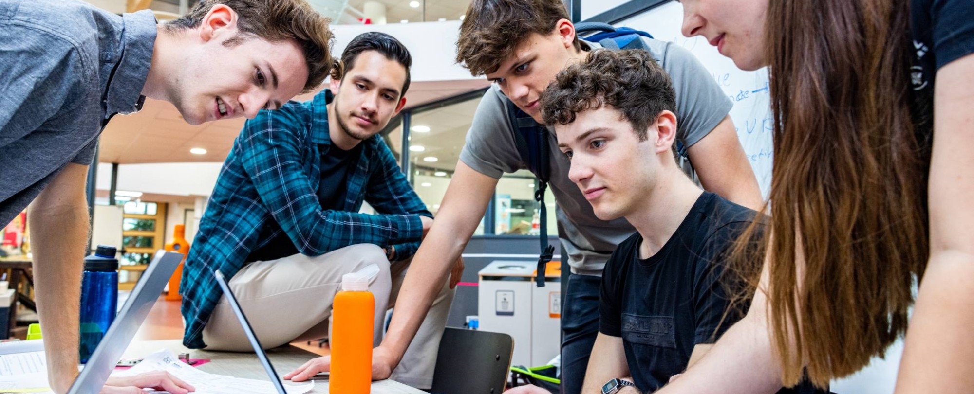 Embedded systems engineering studenten werken samen op de laptop in het health concept lab.