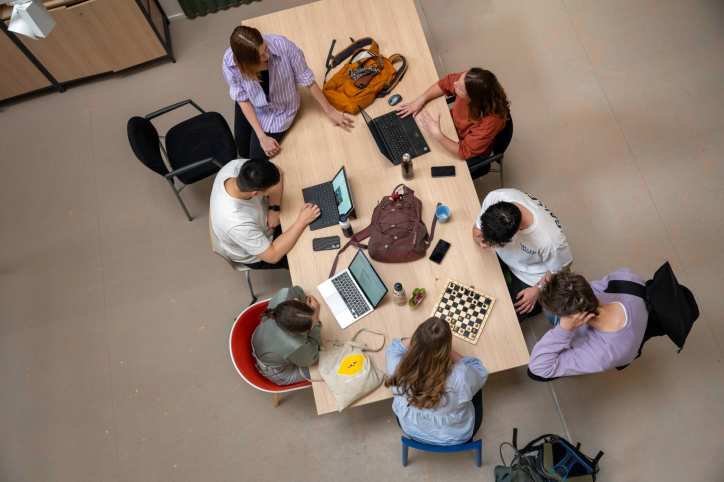 hbo-studenten aan tafels met laptops