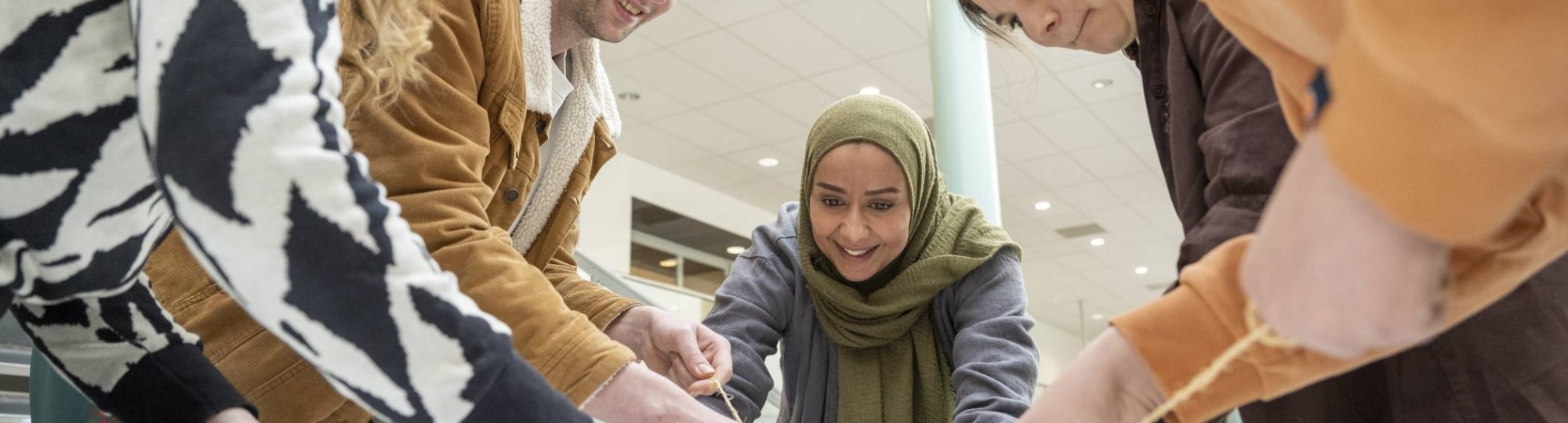 Studenten aan de slag met een brainstorm spel.
