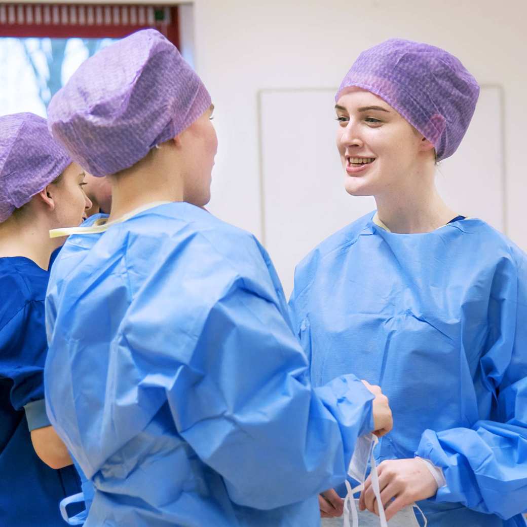 Studenten Medische Hulpverlening in operatiekleding lachen