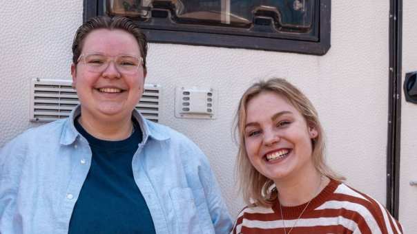 3 studenten van de opleiding Logopedie voor de campus camper