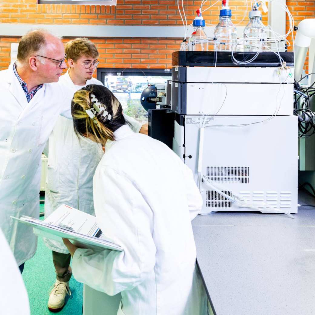 docent en studenten zijn aan het werk in het chemielab