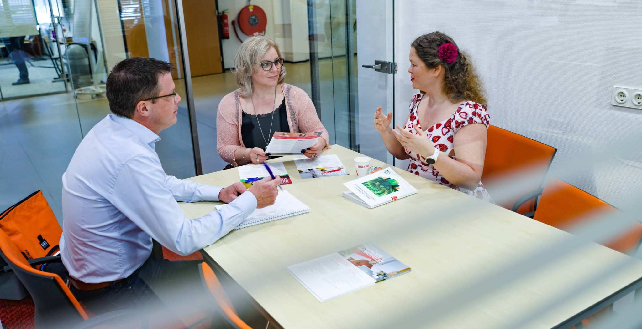 Collega's zijn in gesprek met elkaar aan tafel