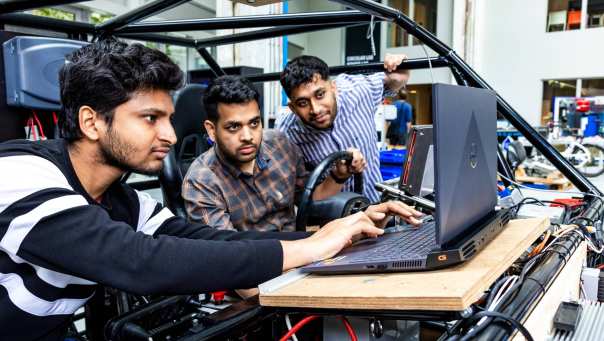 Masterstudenten Automotive Systems werken aan het engineering project MORE Vehicle