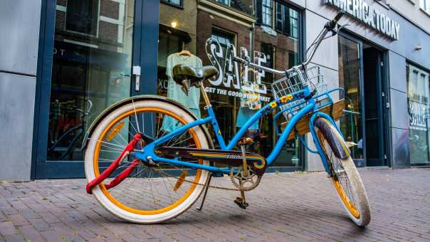 Arnhem fiets in winkelstraat