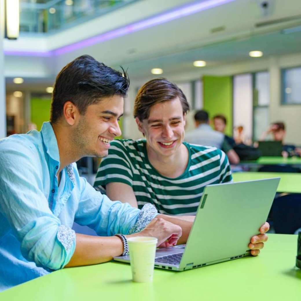 twee personen van food & business kijkende naar een laptop