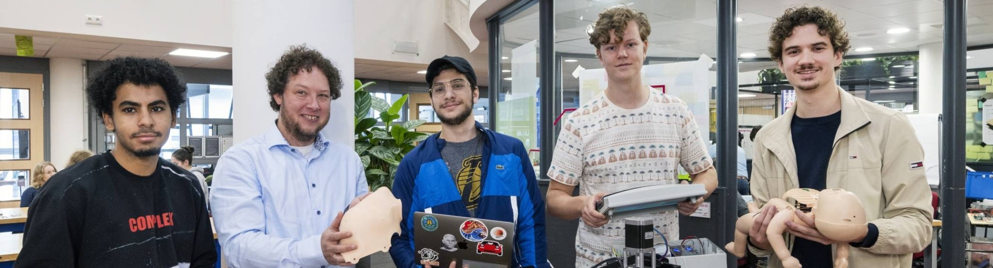 Alessandro, Johan, Marijn, Omr en Yannick ontwerpen een machine voor longen van een reanimatiebabypop.