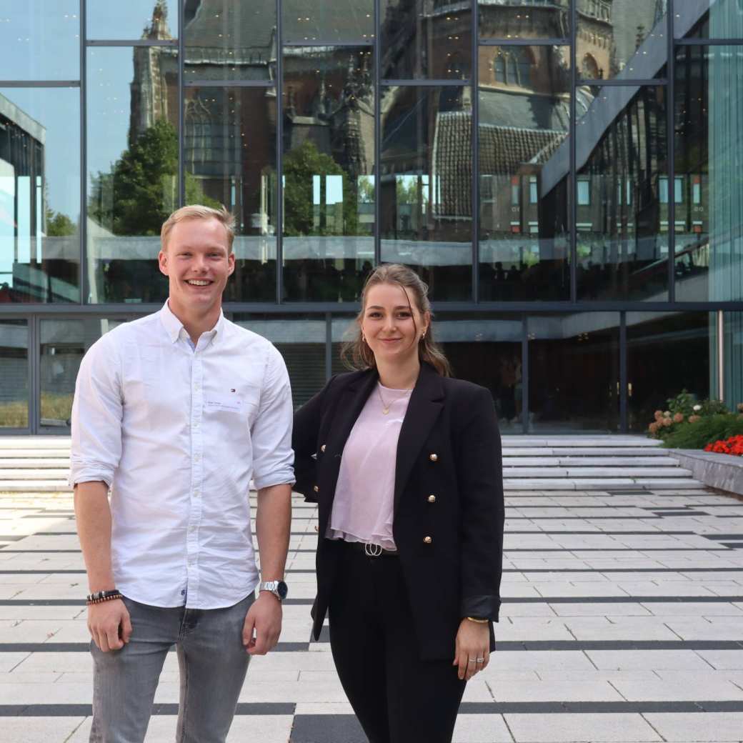 Studenten minor Circulaire Economie voor het Arnhemse Stadhuis. Vlak voor het begin van de parallelsessie van het Energiecongres op 30 augustus 2022.