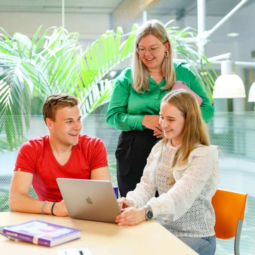 Drie studenten in gesprek op de HAN campus