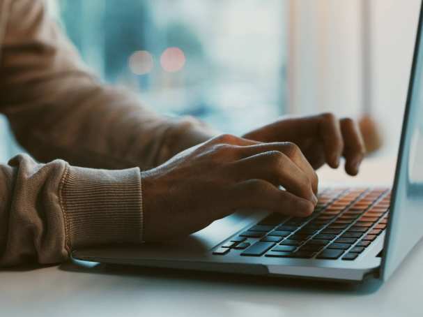 Istock beeld - man voor een laptop