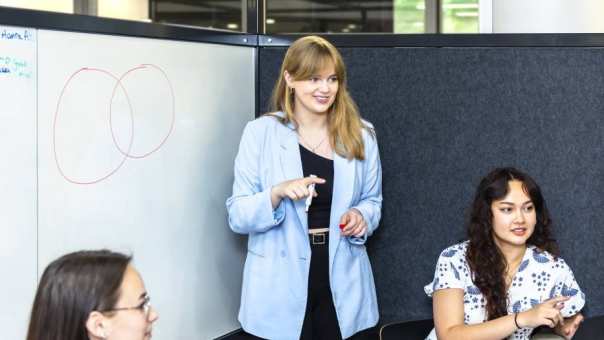 Studenten van de master Circular Economy werken samen aan een project over de transitie van een bedrijf naar een circulaire economie