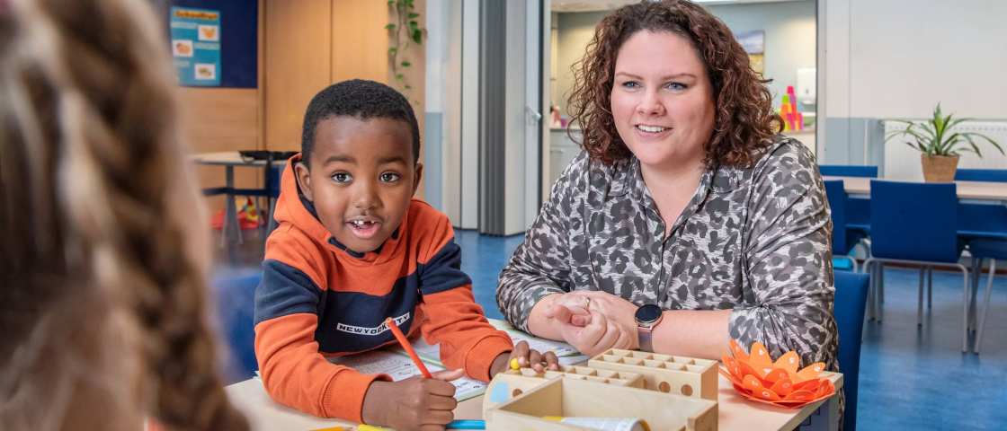 Associate Degree Pedagogisch Educatief Professional met leerlingen aan tafel