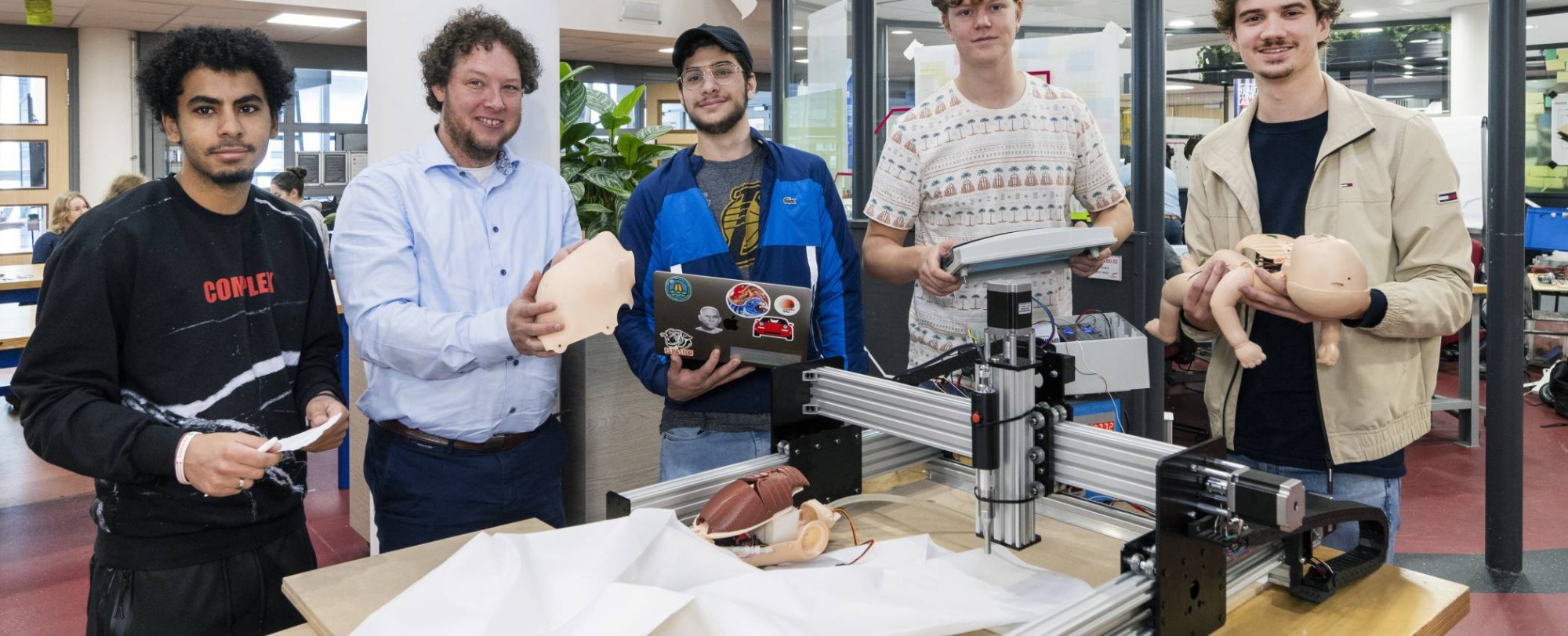 Alessandro, Johan, Marijn, Omr en Yannick ontwerpen een machine voor longen van een reanimatiebabypop.