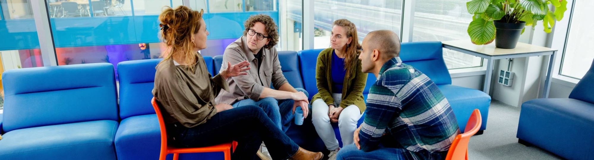 Twee studenten schaterlachen met elkaar.