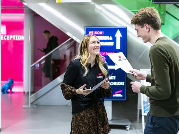 HAN werkstudent en bezoeker op Open Avond. Ruitenberglaan 31, Arnhem