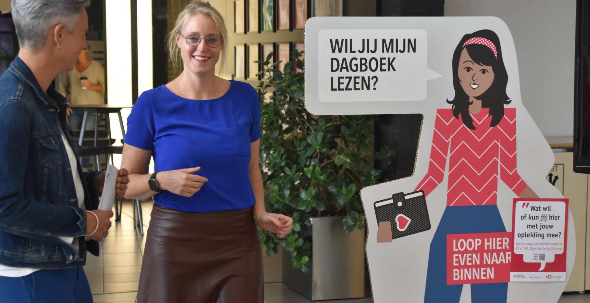 Elma Vriezekolk en Carinda Jansen in gesprek met elkaar tijdens de Week tegen Armoede