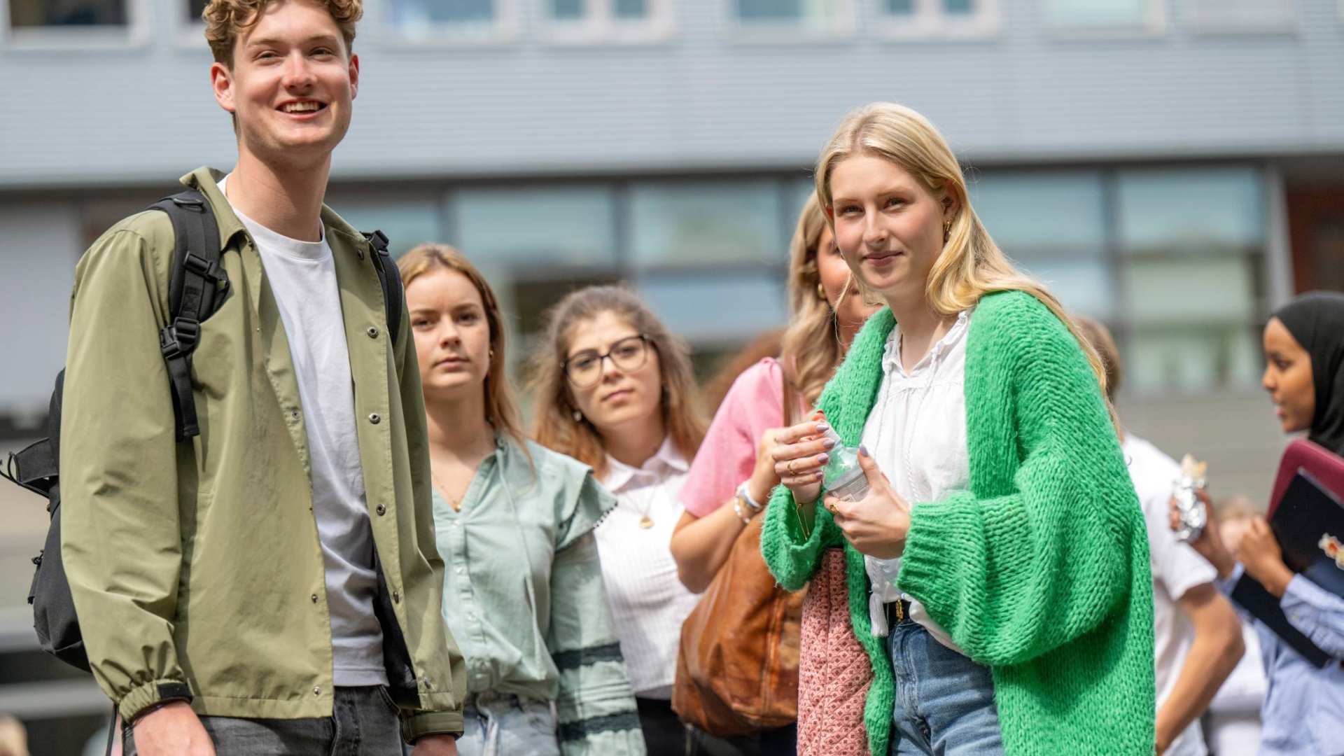 Studenten lopen samen over het campusterrein richting gebouw K33. 