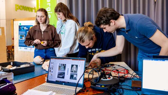 Powerlab 4 studenten werken aan techniek voor in reanimatiebaby Health IPKW