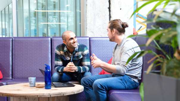 Studenten in overleg met circulaire tafel op voorgrond. Master Circulaire Economie (DT) 2024.