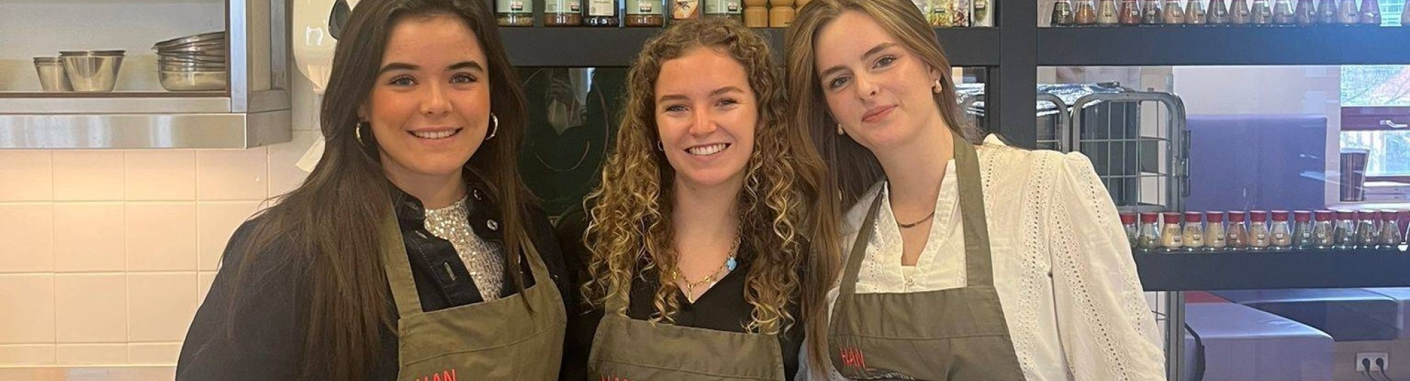 Hélène, Naomi en Amber in de keuken van Voeding en Diëtetiek