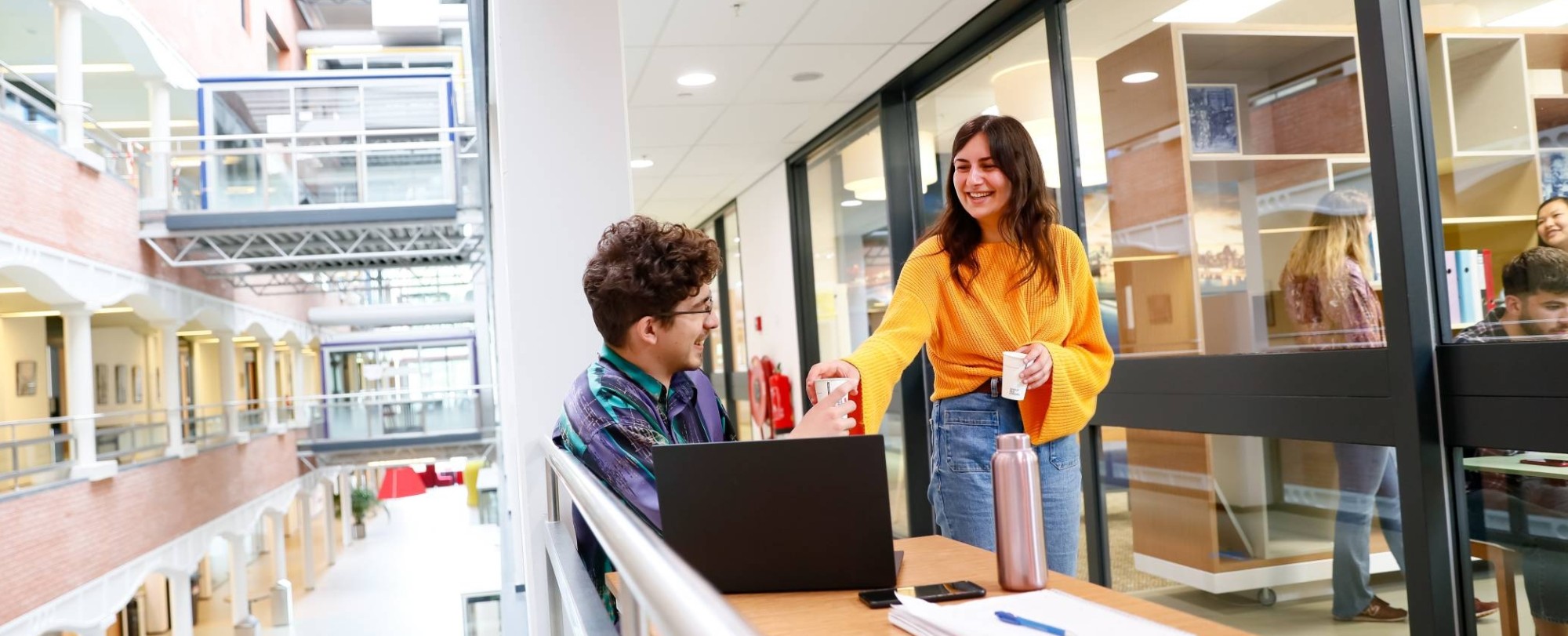 Twee studenten in gesprek met basecamp op achtergrond