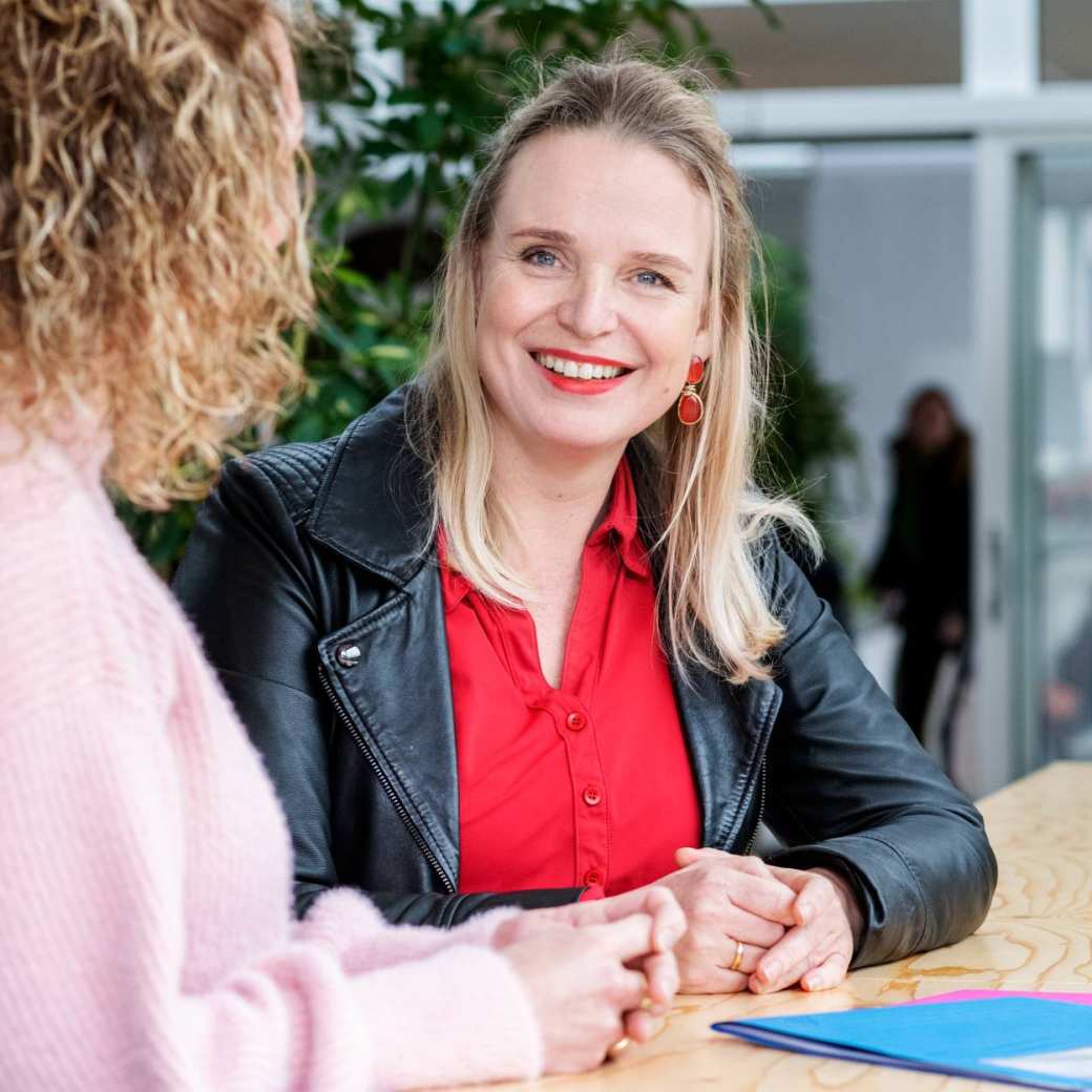 Twee studenten van de Master Advanced Nursing Practice overleggen tijdens de lunchpauze op de HAN in Nijmegen