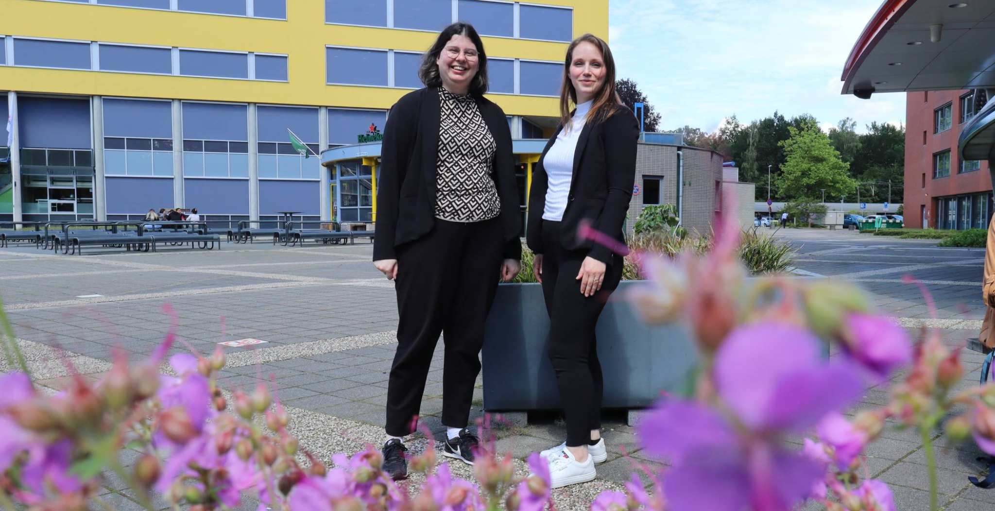 Joey Marlisa en Betul Güreler na het interview over hun afstudeertraject op de foto, HAN Campus Arnhem, binnenplein.