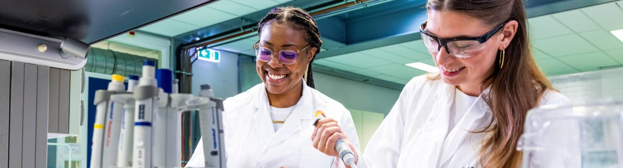 studenten met een pipet aan het werk in een bml lab