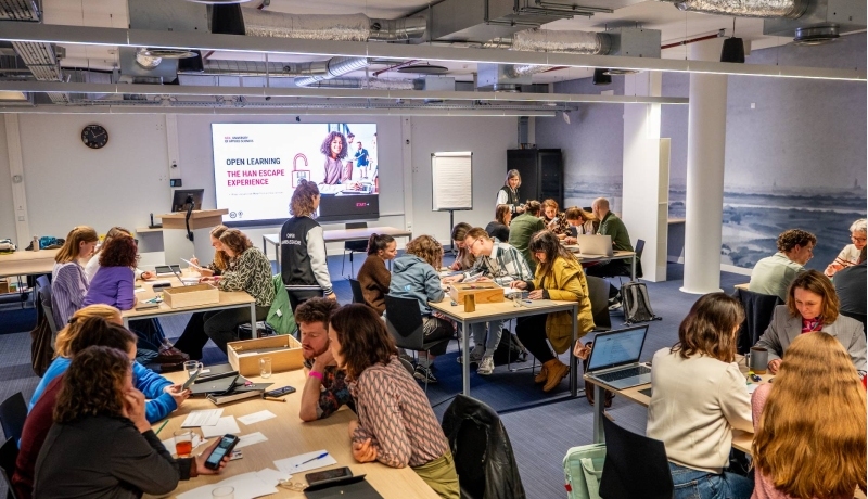 Groepjes werken samen tijdens de sessie: 'Open Leren: Escape Experience' tijdens de Onderwijsdagen 2026.