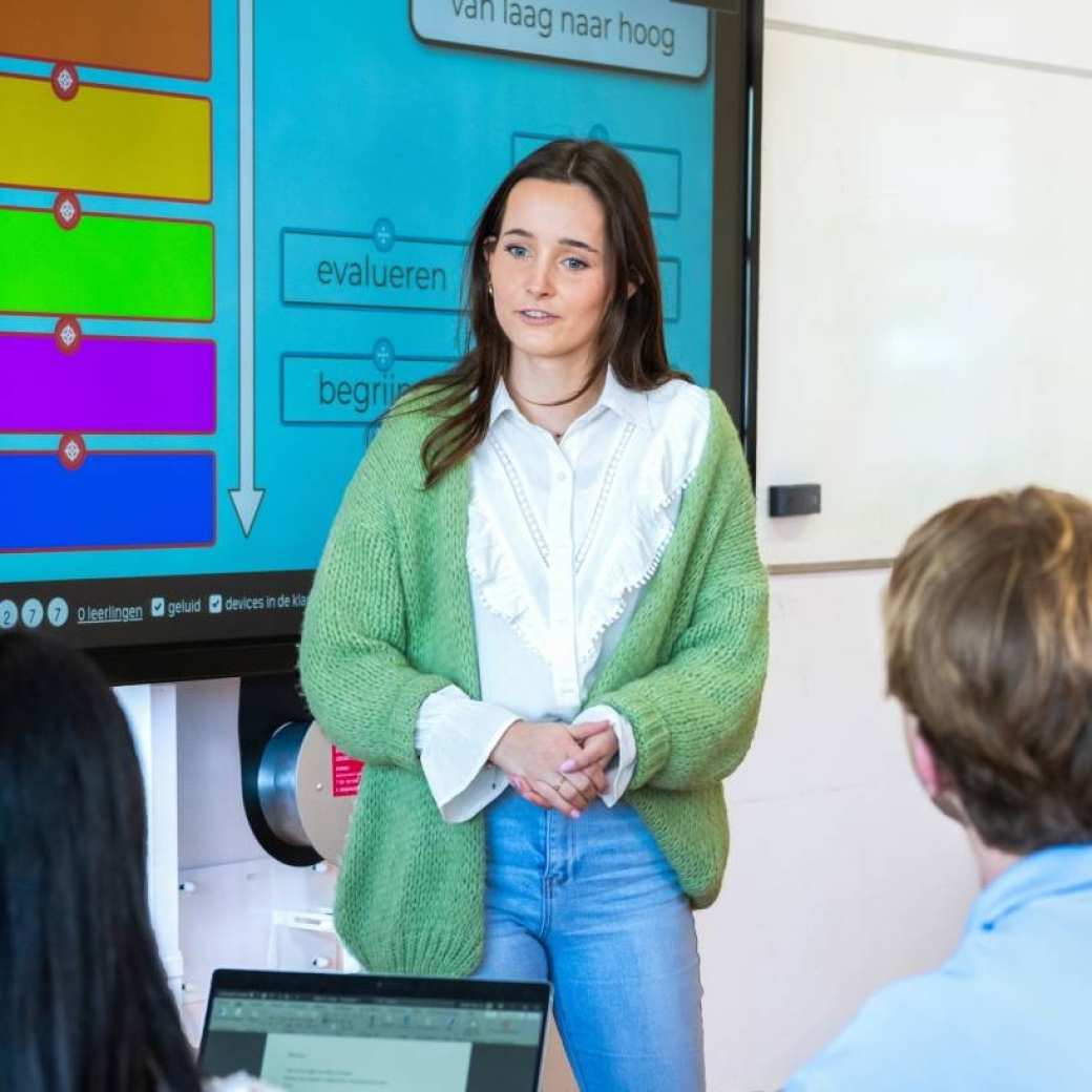 Student geeft een presentatie voor de klas.