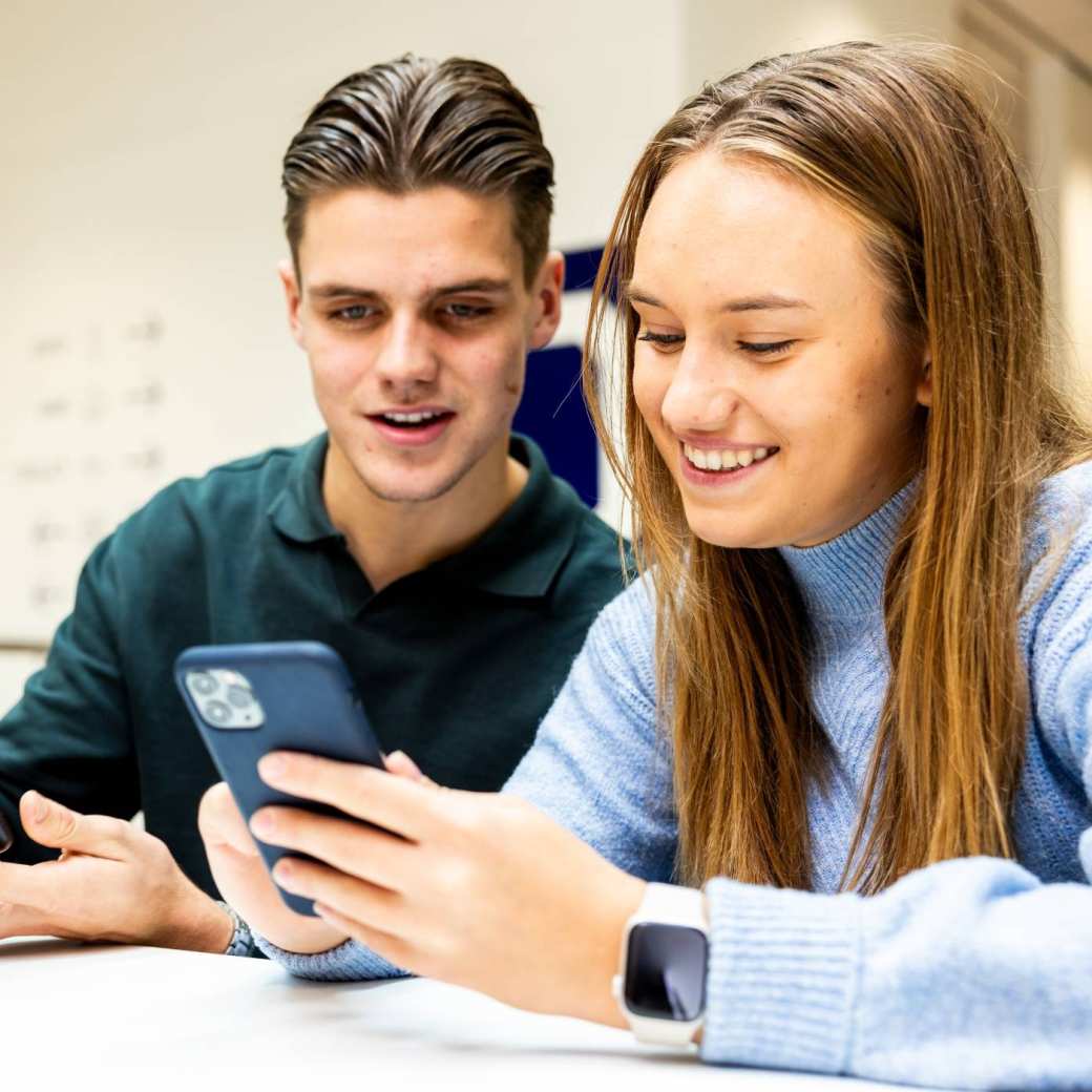 sportkunde sportqube 2 studenten op telefoon3 2023