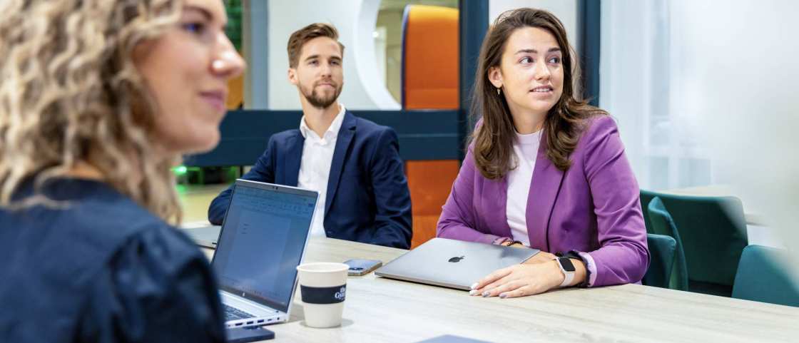 Studenten van de bachelor Commerciële Economie deeltijd, duaal in gesprek en samenwerken. 