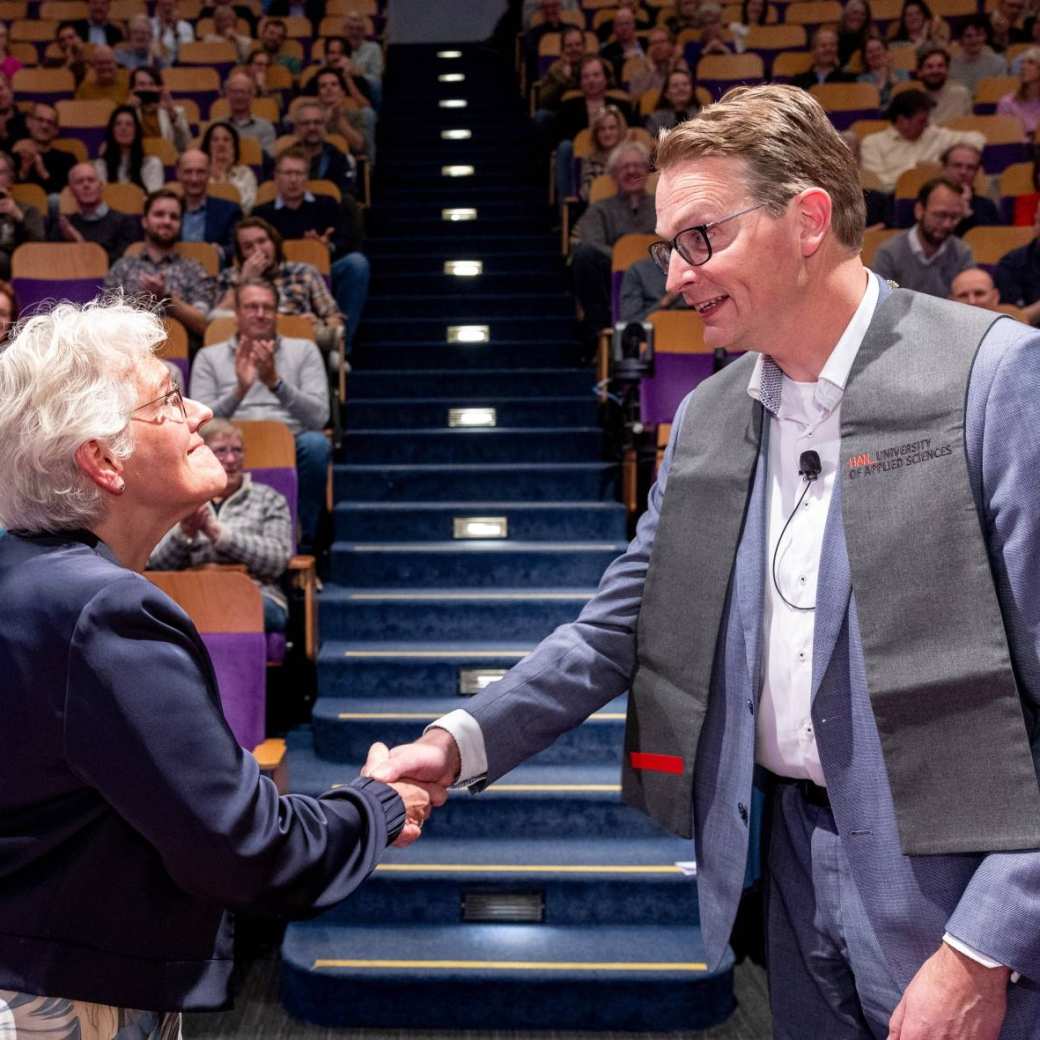 Yvonne de Haan feliciteert Erwin Folmer