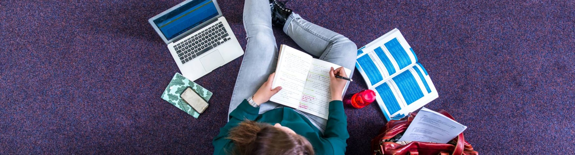 Studenten studeren in studiecentrum en maakt notitie, van bovenaf