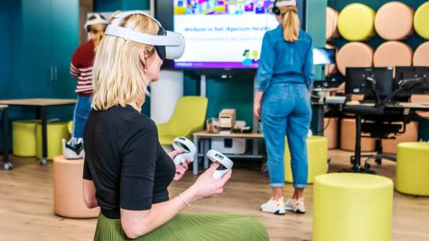 Een vrouwelijk student Social Work werkt met een VR-bril voor het vak Sociale Technologie.