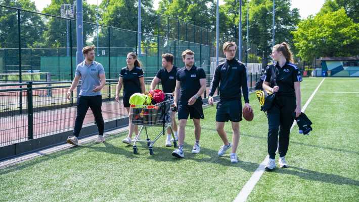Studenten sport/alo lopen over het sportveld