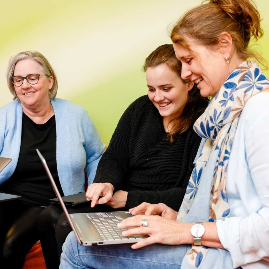 Drie vrouwen zijn aan het overleggen