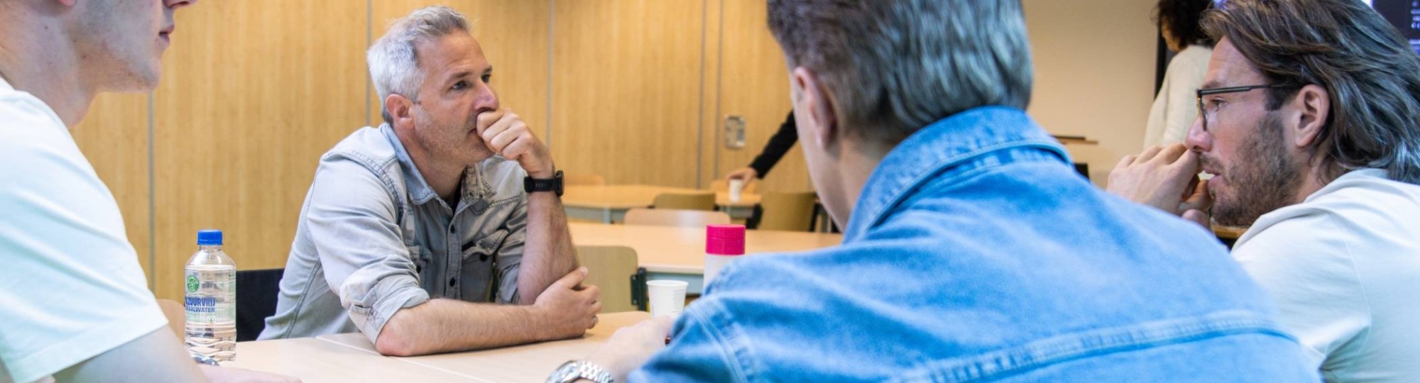 studenten in gesprek in klas op papendal