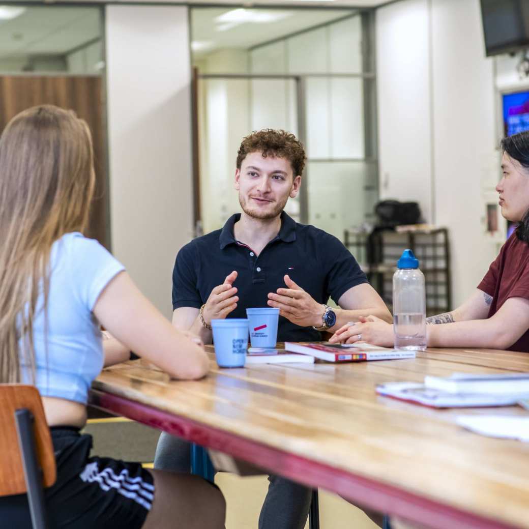 sport sportkunde en alo studenten en docenten op sportveld en gymzaal