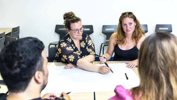 Studenten van de Master Social Work werken samen aan een groepsopdracht.