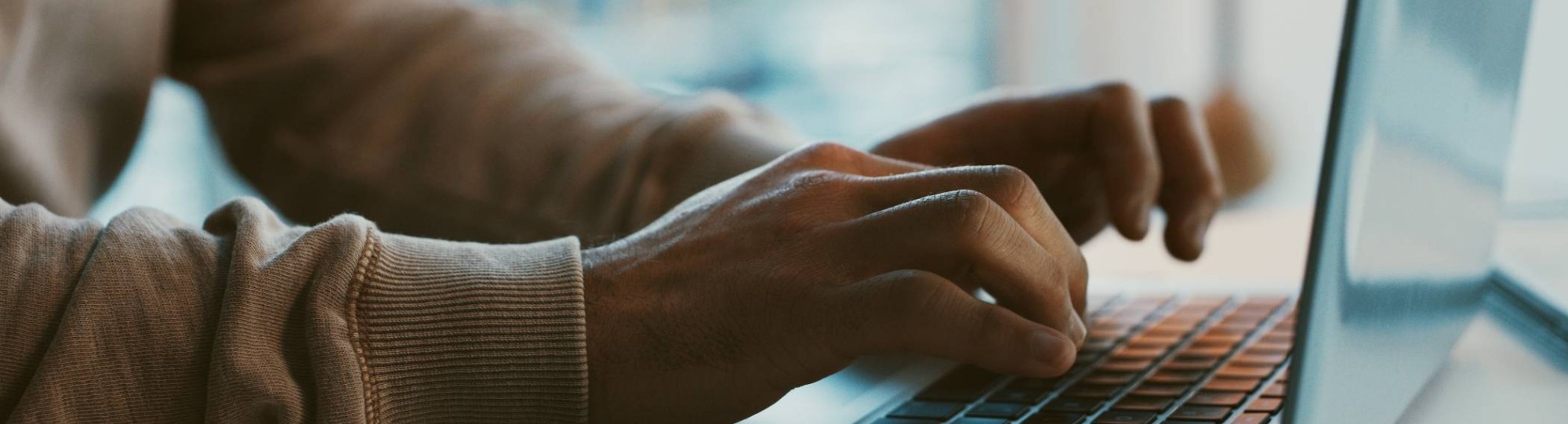 Istock beeld - man voor een laptop